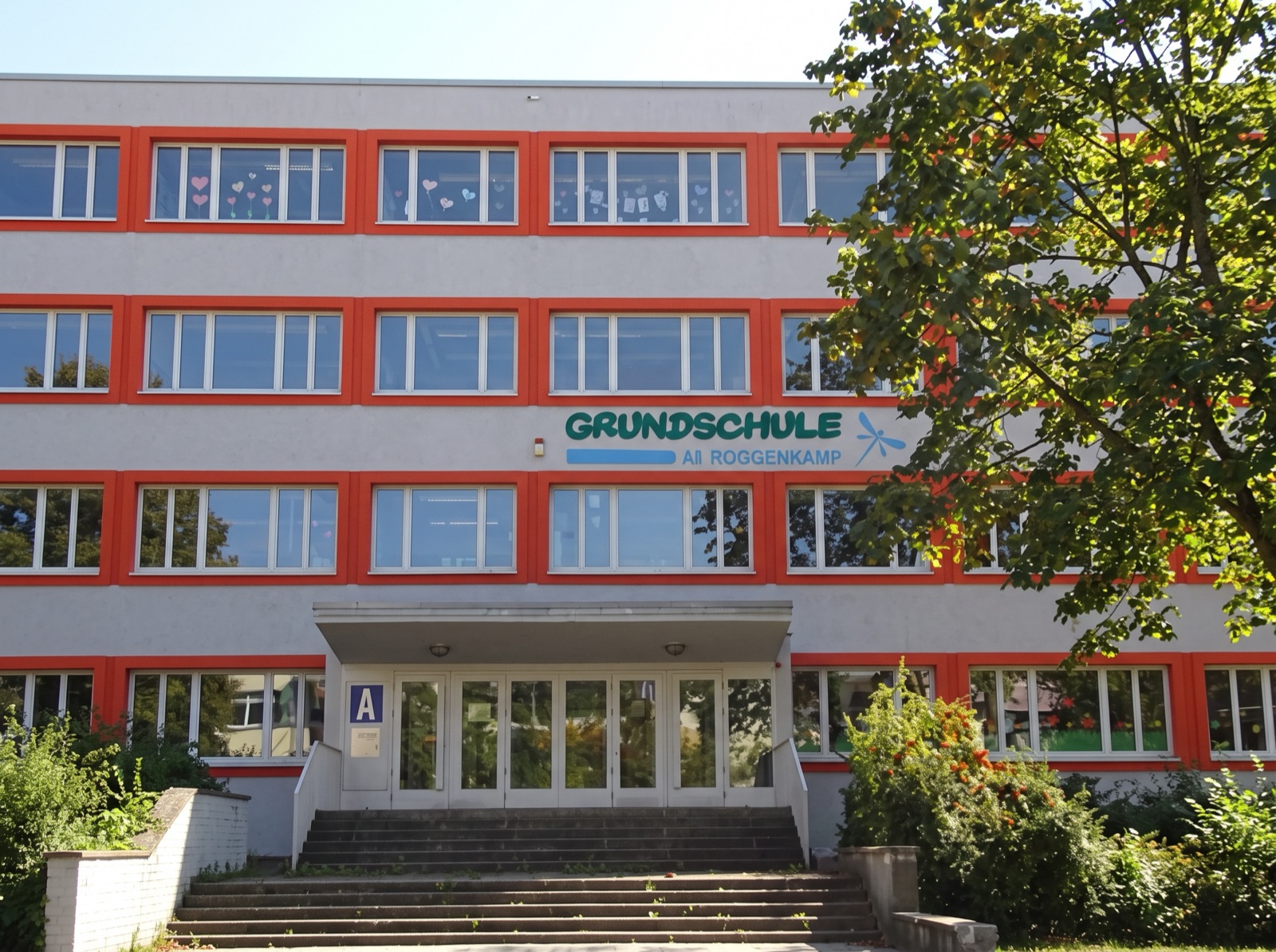 Schule am Heidekampgraben – geräumtes Baufeld, Container für Stofftrennung