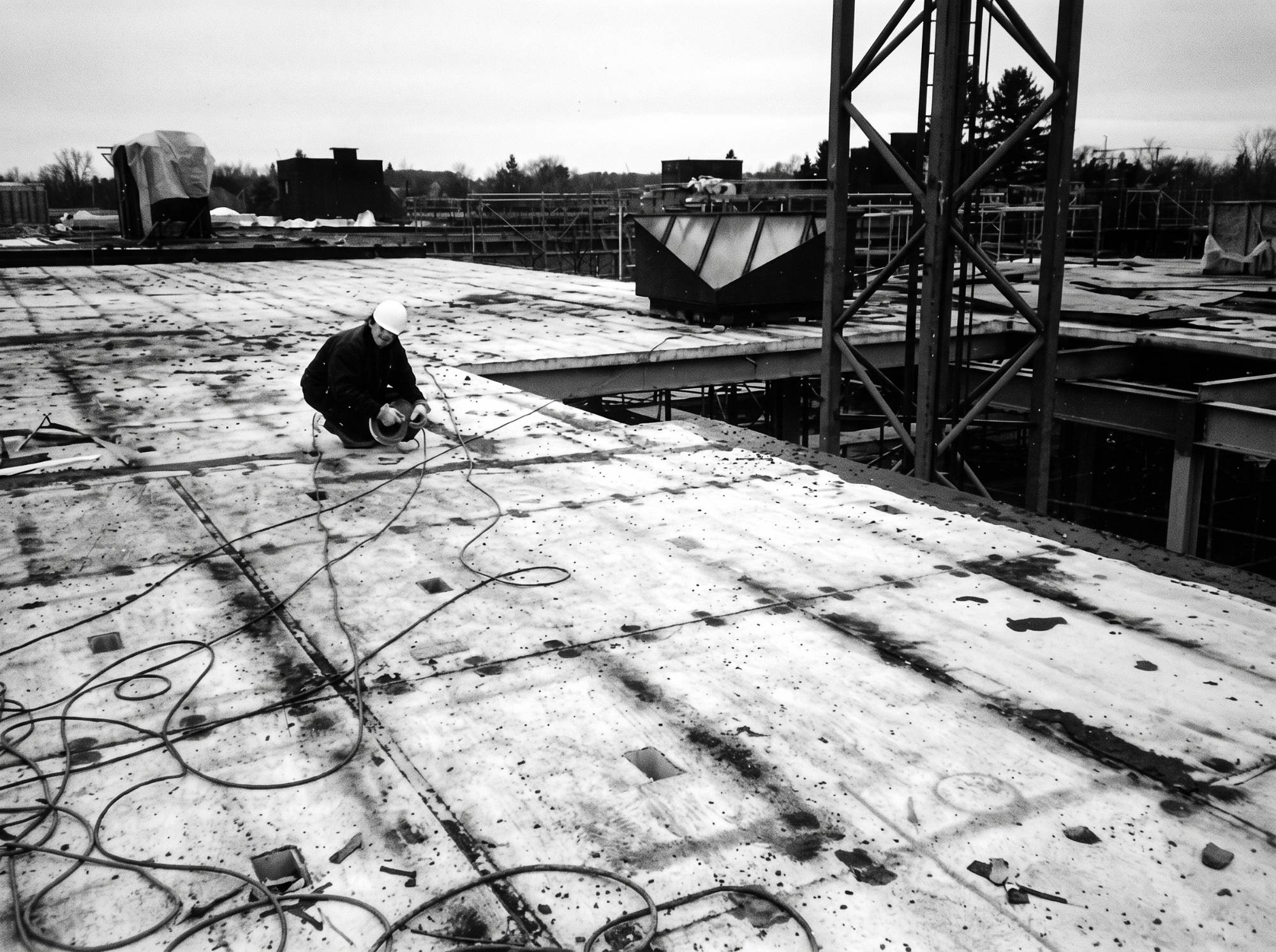 Schadstoffsanierung auf einem Dach, Sanierer bei der Arbeit, 1990er