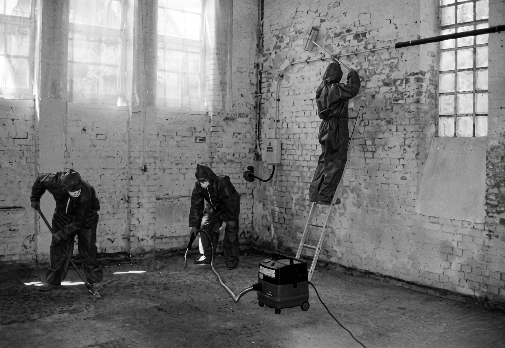 Schadstoffsanierung in einer Halle, Sanierer in Schutzausrüstung, 1990er